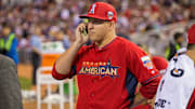 Mike Trout, figura de los Angelinos de Los Angeles, es uno de los que estuvo de acuerdo con la nueva norma respecto a los celulares 