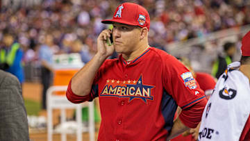 Mike Trout, figura de los Angelinos de Los Angeles, es uno de los que estuvo de acuerdo con la nueva norma respecto a los celulares 