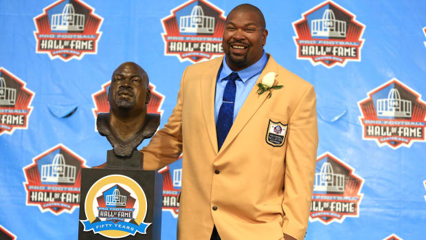 Dallas Cowboys former guard Larry Allen poses