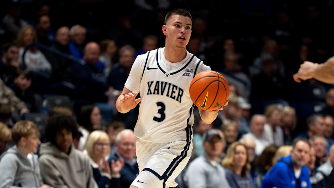 Xavier Musketeers guard All Wright (3) handles the ball in the first half of the NCAA basketball game at the Cintas Center in Cincinnati.