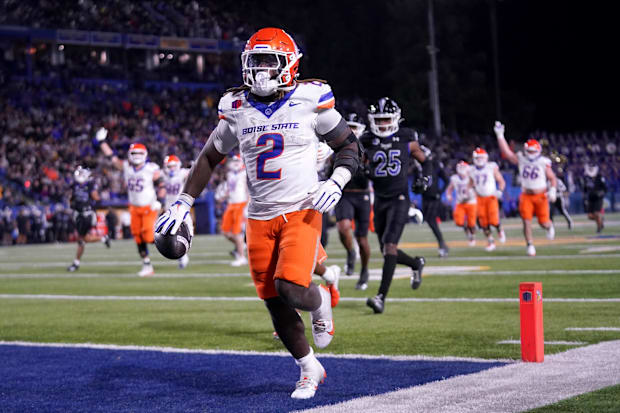 Boise State Broncos, who drives back Ashton Jeanty, runs for a touchdown against the San Jose State Spartans. 