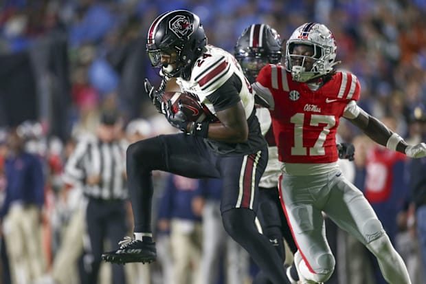 El back defensivo de los Gamecocks de Carolina del Sur, Jalon Kilgore (24), intercepta un pase.