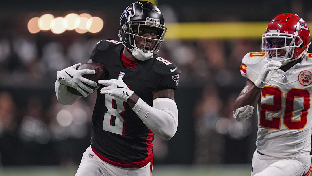 Atlanta Falcons tight end Kyle Pitts (8) runs against Kansas City Chiefs safety Justin Reid (20) after a catch during the first half at Mercedes-Benz Stadium. 