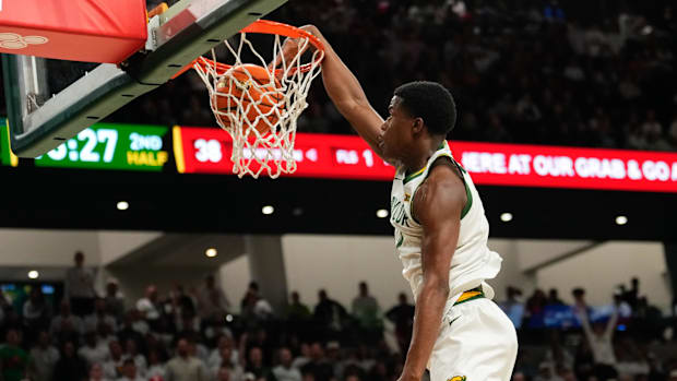 The goalkeeper of Baylor Bears VJ Edgecombe (7) Dunks the ball against the Houston Cougars during the second half 