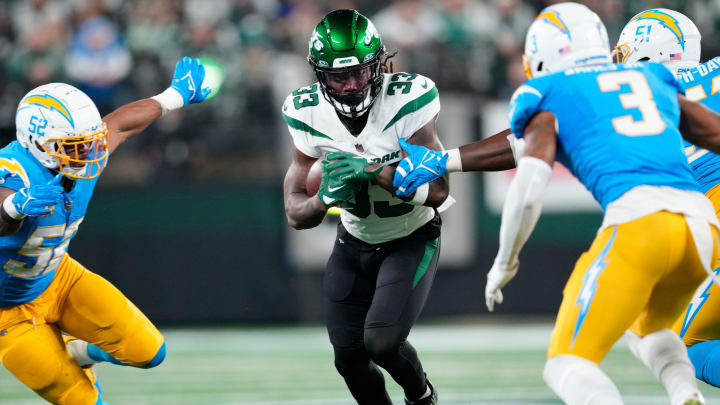 New York, NY, US; New York Jets running back Dalvin Cook (33) runs the ball against the Los Angeles Chargers defense, at MetLife Stadium, Monday, November 6, 2023.