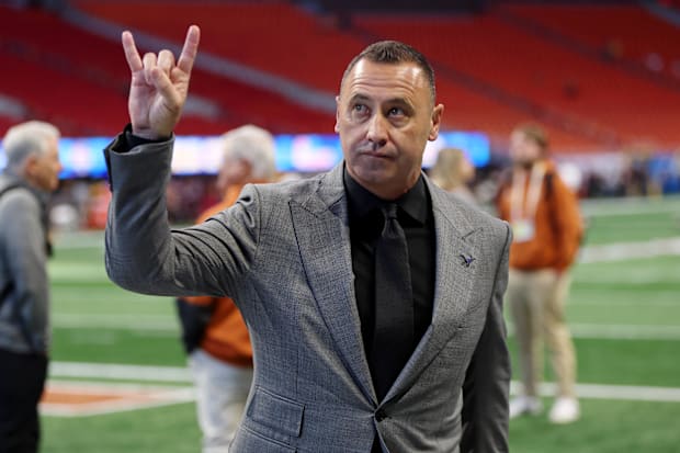 Texas Legacy 4-Star Receiver Recruit Jalen Lott Commit To Oregon Ducks Or Longhorns? Steve Sarkisian and Dan Lanning battle.