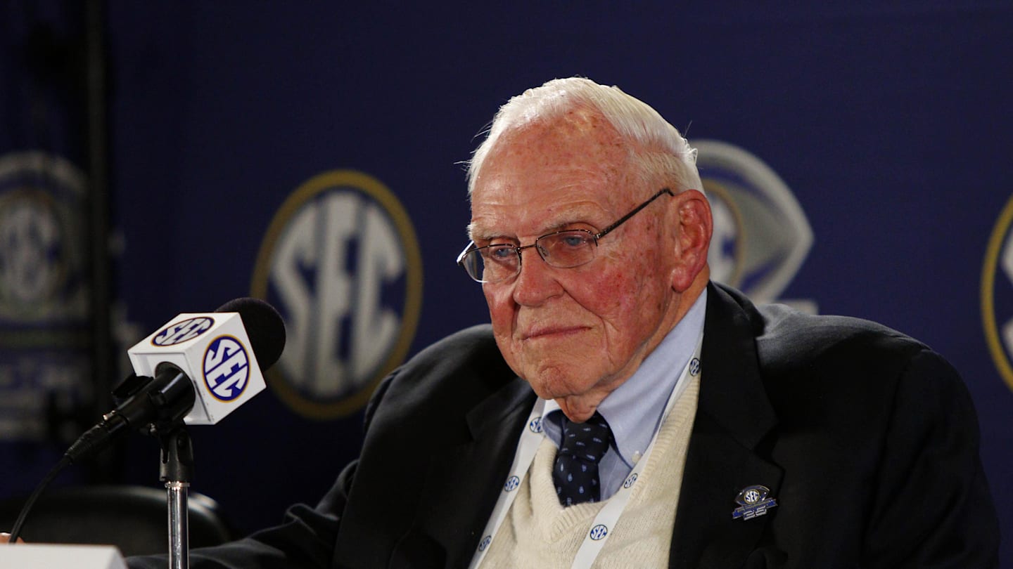 Roy Kramer, SEC Commissioner Who Helped Mastermind BCS System, Dies at 96