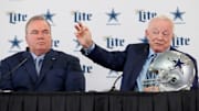 Mike McCarthy y Jerry Jones, dueño de los Dallas Cowboys y quien confirmó su salida del equipo