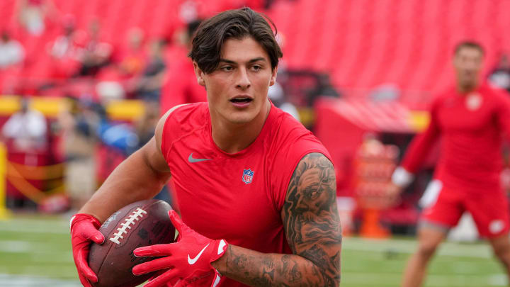 Aug 22, 2024; Kansas City, Missouri, USA; Kansas City Chiefs running back Louis Rees-Zammit (9) warms up against the Chicago Bears prior to a game at GEHA Field at Arrowhead Stadium. Mandatory Credit: Denny Medley-USA TODAY Sports