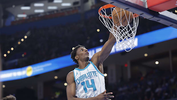  Charlotte Hornets forward Moussa Diabate (14) dunks against the Oklahoma City Thunder during the second half at Paycom Cente