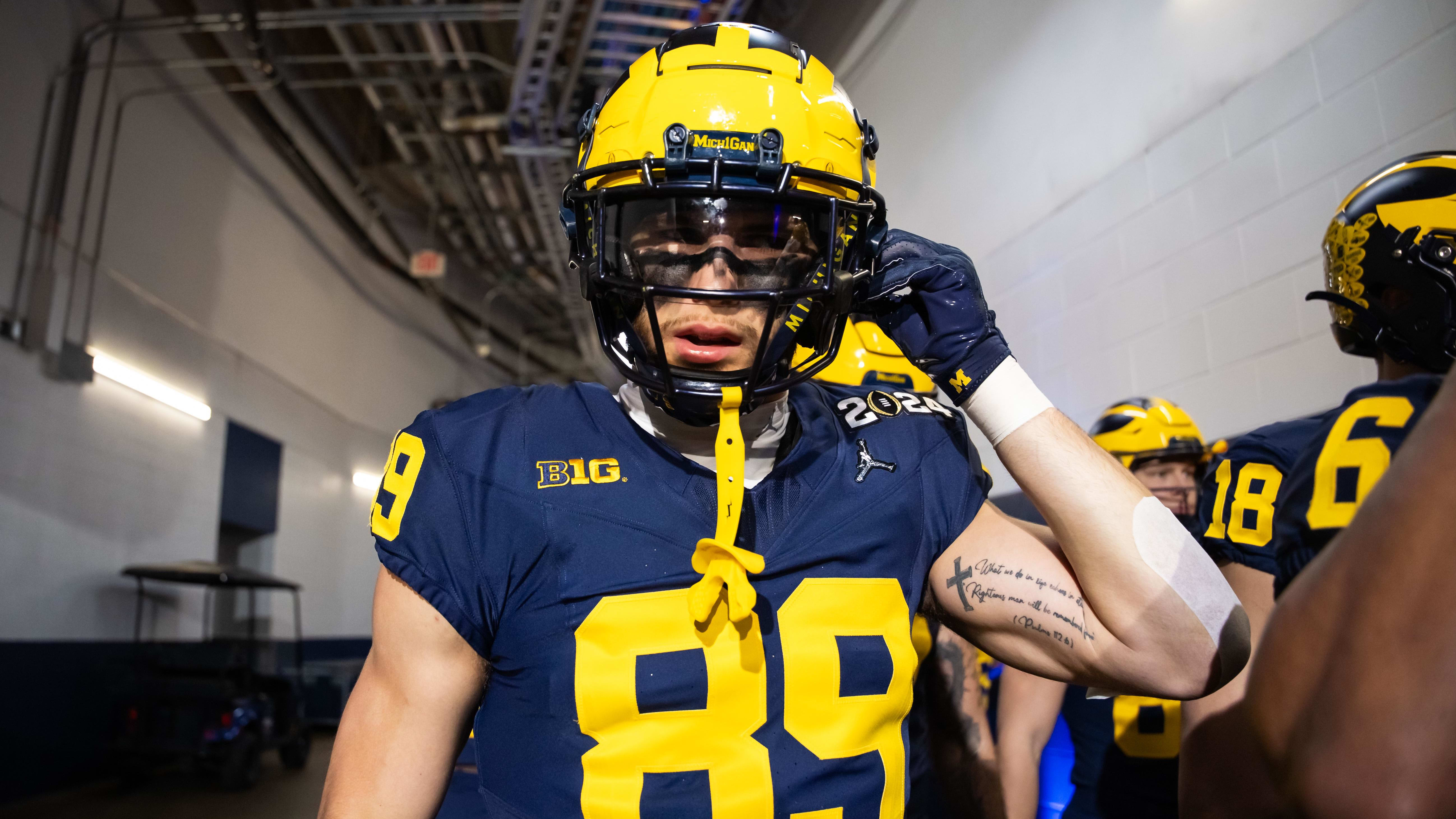 Michigan Wolverines tight end AJ Barner (89) against the Washington Huskies.