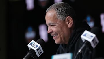 Houston head coach Kelvin Sampson 