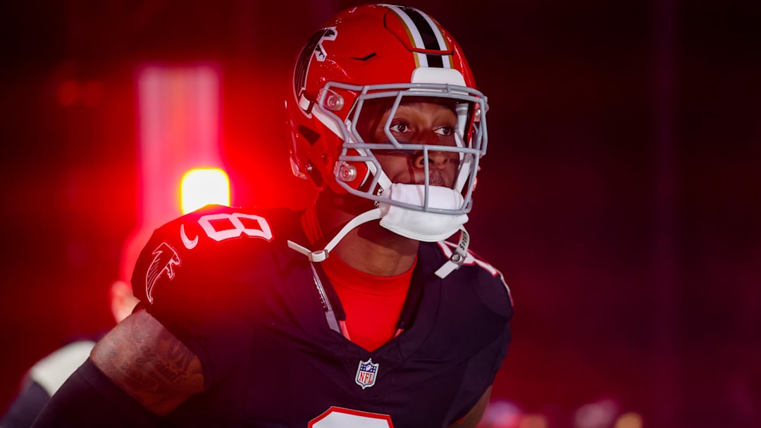 Oct 13, 2025; Atlanta, Georgia, USA; Atlanta Falcons tight end Kyle Pitts (8) prepares to take the field prior to a game vs. Buffalo Bills at Mercedes-Benz Stadium. Oct 13, 2025; Atlanta, Georgia, USA; Atlanta Falcons tight end Kyle Pitts (8) prepares to take the field prior to a game vs. Buffalo Bills at Mercedes-Benz Stadium.