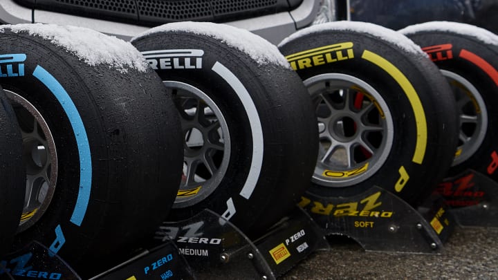En unas pruebas realizadas en Barcelona, los monoplazas de la Fórmula 1 se tiñeron de blanco