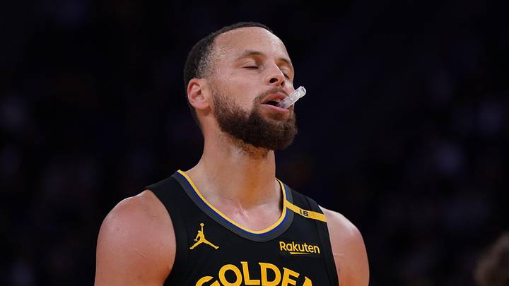 Steph Curry Suffers Injury Scare in Warriors vs Trail Blazers