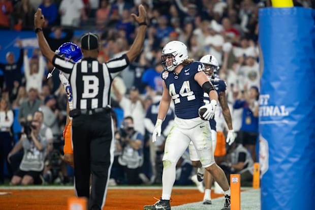 Penn State Nittany Lions tight end Tyler Warren celebrates after scoring a touchdown against the Boise State Broncos