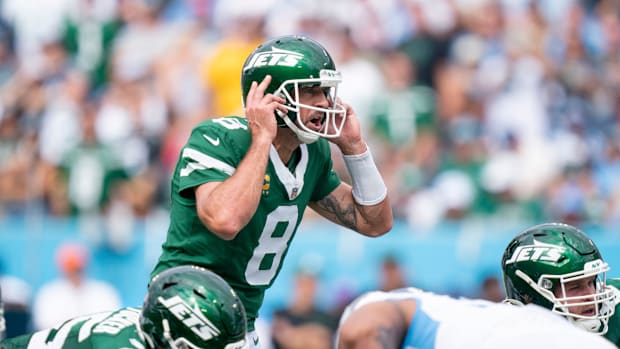 New York Jets quarterback Aaron Rodgers (8) calls a play against the Tennessee Titans 