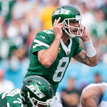 New York Jets quarterback Aaron Rodgers calls a play against the Tennessee Titans.