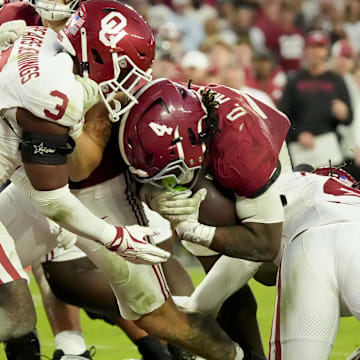 Nov 15, 2025; Tuscaloosa, Alabama, USA;  Alabama Crimson Tide running back Daniel Hill (4) runs into the end zone for a touchdown as Oklahoma Sooners defensive back Robert Spears-Jennings (3) closes in at Saban Field at Bryant-Denny Stadium. Oklahoma defeated Alabama 23-21. Mandatory Credit: Gary Cosby Jr.-Imagn Images