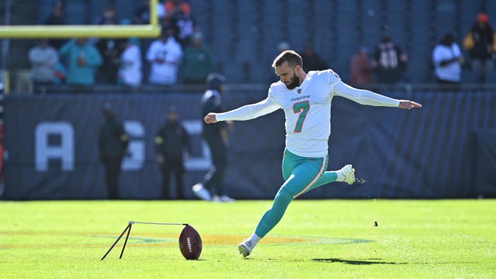 Miami Dolphins kicker Jason Sanders (7) warms up before a game against the Chicago Bears at Soldier Field in 2022.