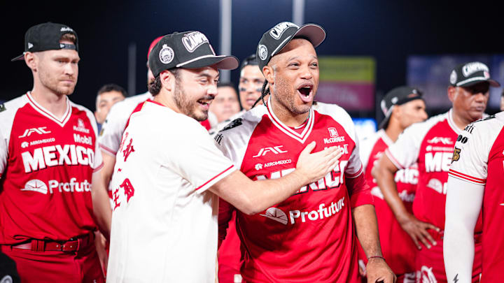 Canó llamó al escenario a Santiago Harp para anunciar frente a todos que se queda con los Diablos Rojos del México Canó llamó al escenario a Santiago Harp para anunciar frente a todos que se queda con los Diablos Rojos del México