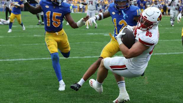  Louisville Cardinals tight end Nate Kurisky (85) catches a touchdown pass behind Pittsburgh Panthers 