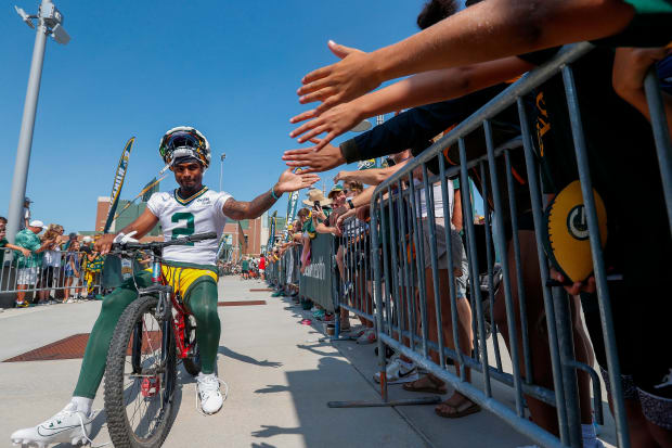 New Packers wide receiver Jalen Wayne (2) slaps hands with fans on the way to practice.