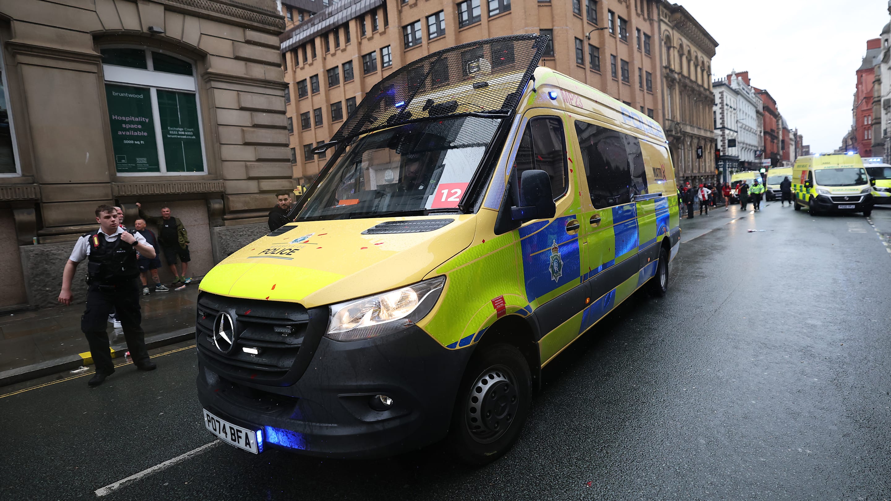 Une voiture renverse des supporters pendant la célébration du titre de Liverpool en Premier League