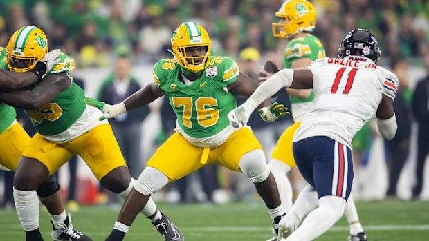 Oregon offensive lineman Josh Conerly Jr. blocks against Liberty