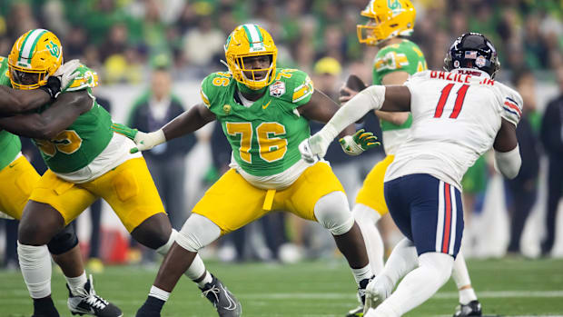  Oregon Ducks offensive lineman Josh Conerly Jr. (76) against the Liberty Flames during the 2024 Fiesta Bowl at State Farm St