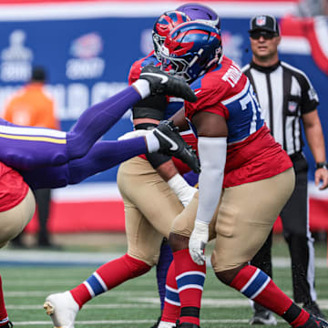 Sep 8, 2024; East Rutherford, New Jersey, USA; Minnesota Vikings linebacker Jonathan Greenard (58) sacks New York Giants quarterback Daniel Jones (8) during the first half at MetLife Stadium.  