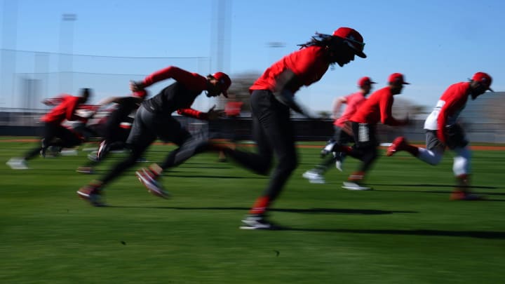 Cincinnati Reds shortstop Elly De La Cruz sprints with teammates during Cincinnati Reds spring training workouts, Saturday, Feb. 17, 2024, in Goodyear, Ariz.