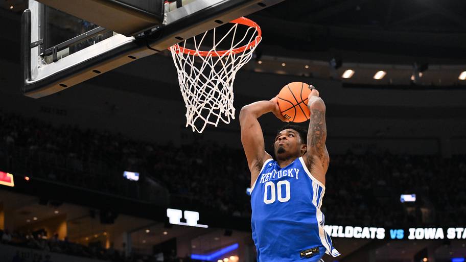 Kentucky guard Otega Oweh dunks.