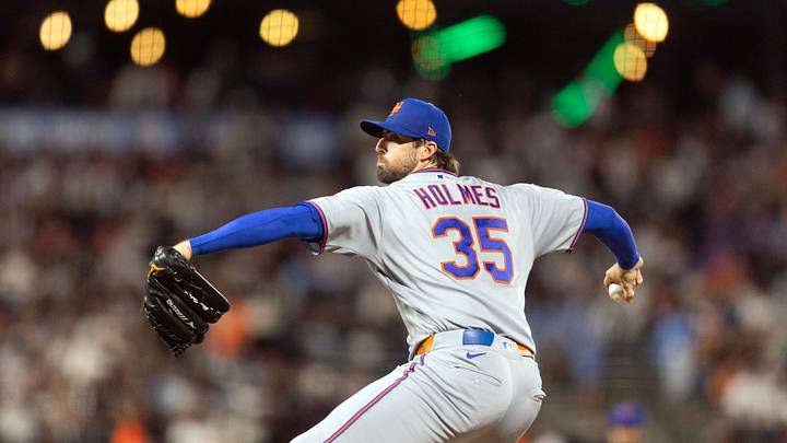 Apr 4, 2026; San Francisco, California, USA; New York Mets starting pitcher Clay Holmes (35) delivers a pitch against the San Francisco Giants during the seventh inning at Oracle Park. Mandatory Credit: D. Ross Cameron-Imagn Images
