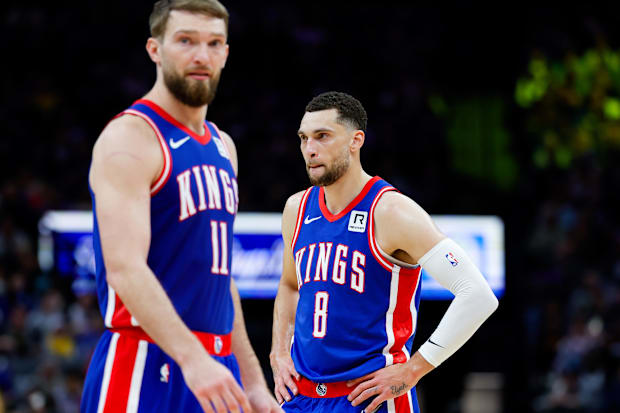 The Kings goalkeeper of Sacramento Zach Lavine (8) and the striker Domantas Sabonis (11)