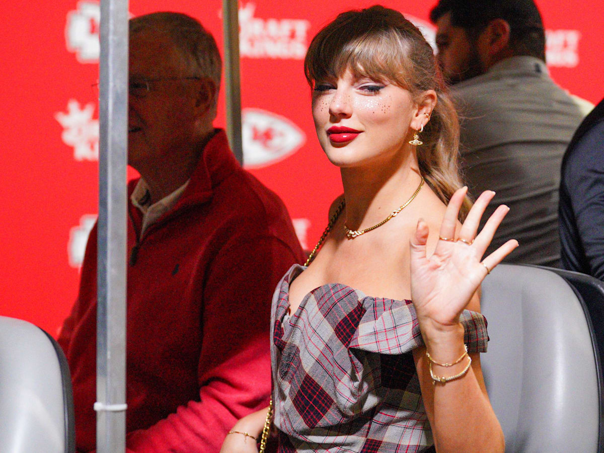 Will Taylor Swift Do the 2026 Super Bowl Halftime Show? Every Clue From 'New  Heights'