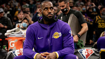 LeBron James tiene molestias en la rodilla
