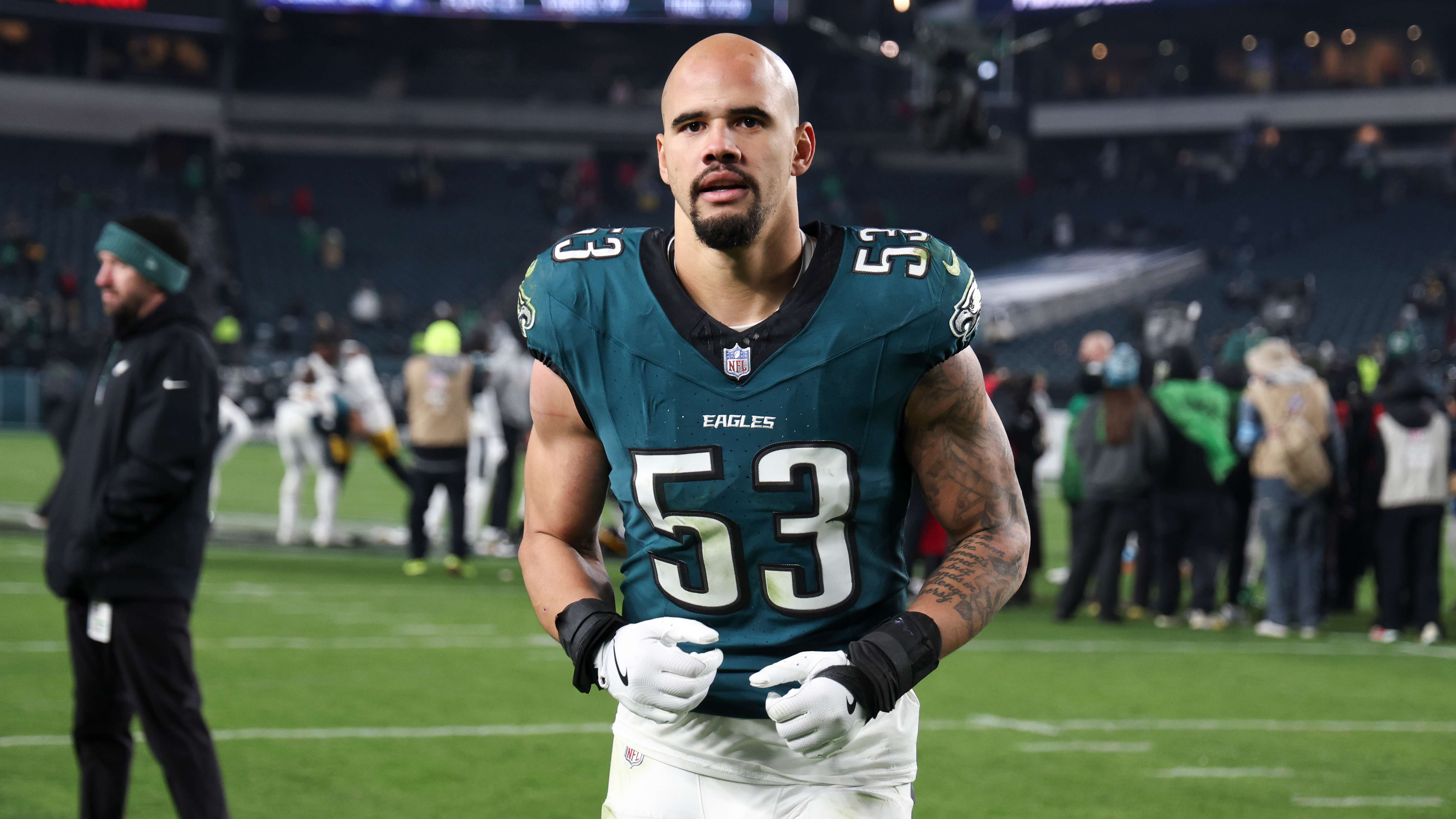 Zack Baun Quietly Sends 1,000 Uniforms to Texas Flood-Stricken Kids: “You Need to Wear Your Dreams Before You Chase Them”. While organizations rushed to Texas after the flood disaster, Philadelphia Eagles star Zack Baun remained silent. But a few days later, a truck carrying more than 1,000 kids’ football uniforms arrived at a San Marcos relief center, each bearing the name: “Believer.” No one saw him there, but everyone felt his presence, and his letter brought tears to their eyes…x2-vut