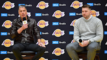 Rob Pelinka y Los Angeles Lakers adquirieron a Luka Doncic desde los Mavericks      