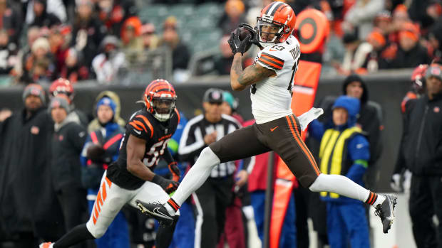 Cleveland Browns wide receiver Cedric Tillman (19) catches a pass in the third quarter during a Week 18 NFL football game bet