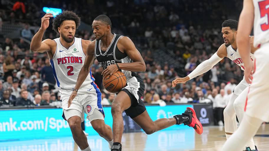 Spurs guard De’Aaron Fox drives to the basket against Pistons guard Cade Cunningham.