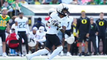Elite dangerous: Dante Moore runs for daylight in the Oregon Spring Game.