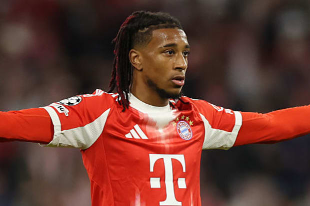 ไมเคิล โอลิเซ่ กางแขนออก