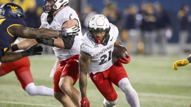 Cincinnati Bearcats running back Corey Kiner (21) runs the ball. Ben Queen-USA TODAY Sports