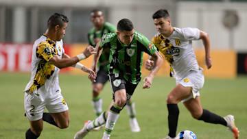 Mais um brasileiro em campo disputando vaga na terceira fase, a última etapa antes da fase de grupos