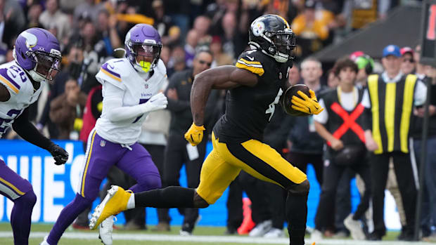 Sep 28, 2025; Dublin, Ireland; Pittsburgh Steelers wide receiver DK Metcalf (4) carries the ball in the first half against th