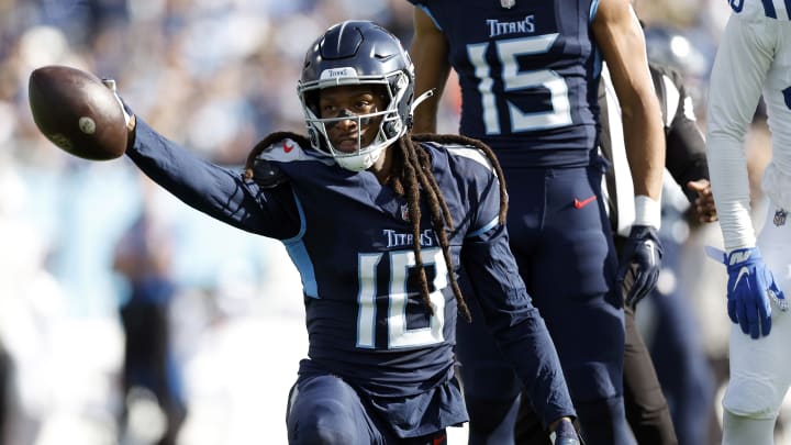 Tennessee Titans Deandre Hopkins catches a pass against the Indianapolis Colts