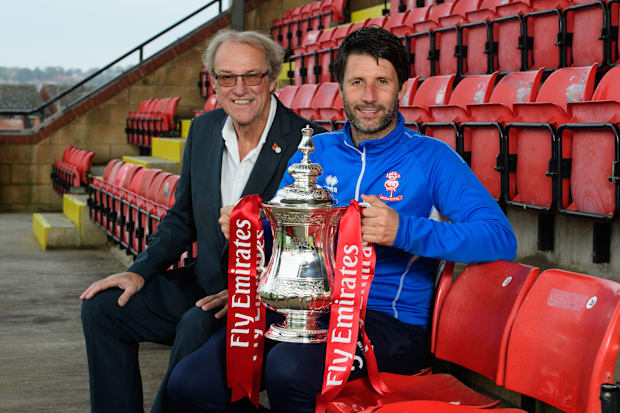 ประธานลินคอล์น ซิตี้ บ็อบ ดอร์เรียน (ซ้าย) และผู้จัดการทีมลินคอล์น ซิตี้ แดนนี่ คาวลีย์