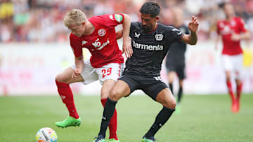 Jonathan Burkardt (l.) - hier im Zweikampf mit Kerem Demirbay - rechnet nicht mit einer Berufung für die WM in Katar.