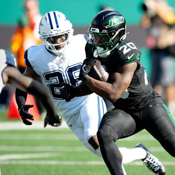 New York Jets running back Breece Hall (20), runs with the ball, Sunday, October 5, 2025.